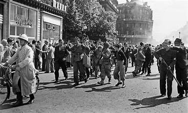Contexto da Invasão: Antes de invadir a URSS, a Alemanha e a União Soviética haviam assinado o Pacto Molotov-Ribbentrop em 1939, um acordo de não agressão. Esse pacto permitiu à Alemanha concentrar suas forças no Ocidente e invadir países como a Polônia, França e outros, sem se preocupar com um ataque soviético. No entanto, Hitler tinha planos expansionistas e queria conquistar vastos territórios no Leste Europeu, incluindo a URSS, para garantir Lebensraum (espaço vital) para os alemães e destruir o comunismo. 