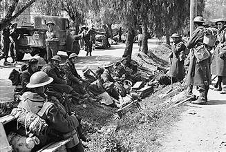 A Operação Barbarossa: A Operação Barbarossa foi o ataque militar mais ambicioso da Alemanha nazista. Dividida em três grandes grupos de exércitos, a invasão teve como objetivo: Capturar Moscou, a capital soviética, para desorganizar o governo soviético. Conquistar as áreas ricas em recursos naturais, como o Cáucaso e a Ucrânia. Destruir o Exército Vermelho e eliminar o regime comunista. As forças alemãs avançaram rapidamente nos primeiros meses, capturando grandes territórios e causando pesadas baixas ao exército soviético. A Alemanha conseguiu conquistar cidades importantes, como Kiev e Smolensk, e se aproximou de Moscou. Contudo, o inverno russo e a resistência soviética impediram o avanço alemão. Além disso, a União Soviética foi capaz de mobilizar rapidamente suas forças e reconstruir sua capacidade militar.
